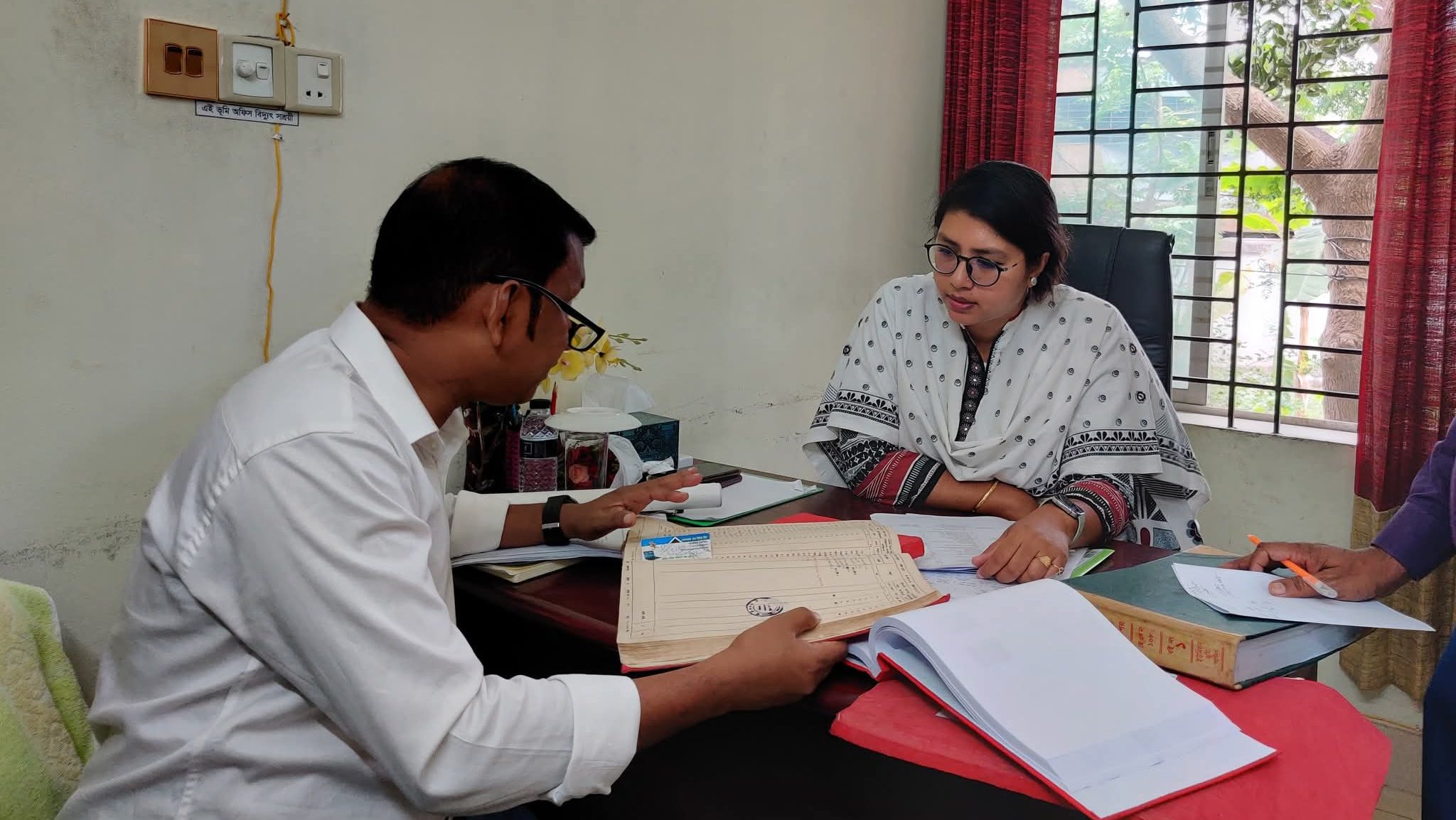 কেশরহাট ইউনিয়ন ভূমি অফিসে এসিল্যান্ডের ঝটিকা সফর: কর্মকর্তাদের কঠোর বার্তা