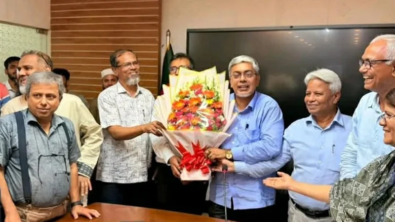 কমপ্লিট শাটডাউনের মধ্যেই ক্যাম্পাসে প্রবেশ করলেন নতুন ভিসি
