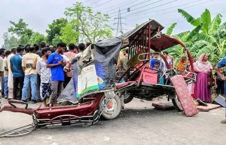 পলাশবাড়ীতে বাসের ধাক্কায় অটোচালক নিহত, আহত ৮
