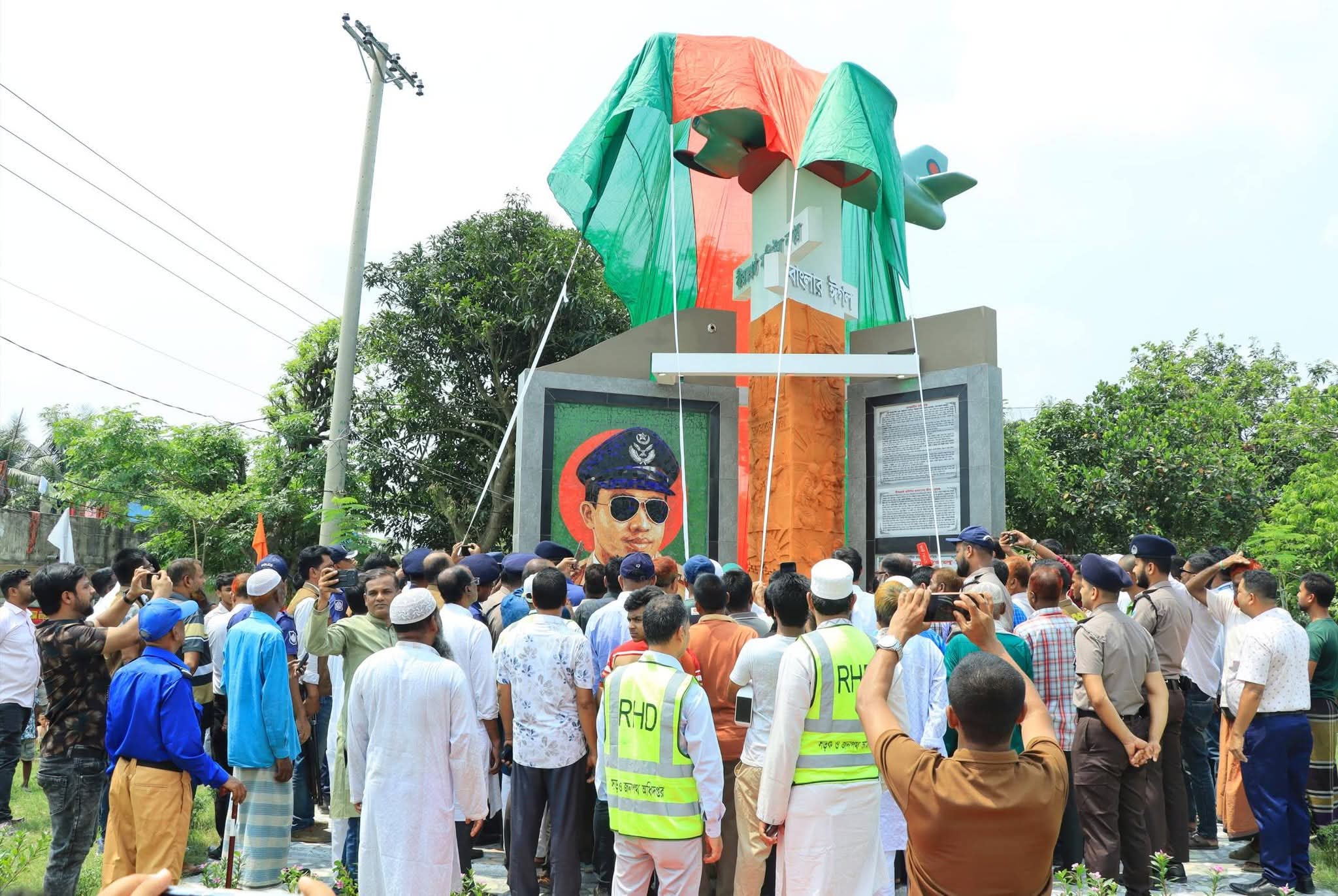নরসিংদীর রায়পুরায় বীরশ্রেষ্ঠ মতিউর রহমানের স্মরণে দৃষ্টিনন্দন ম্যুরাল ‘বাংলার ঈগল’ উন্মোচন